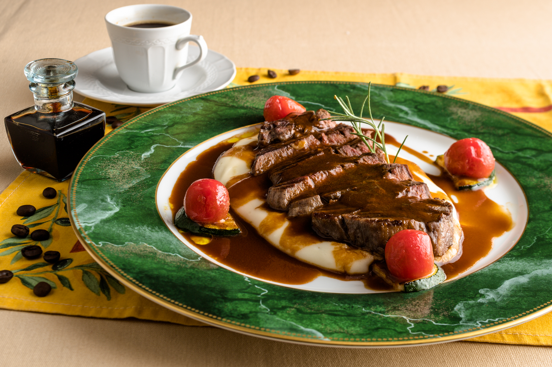 牛肉のステーキコーヒーソースとキャッサバ芋のピューレとともに 牛肉のステーキコーヒーソースとキャッサバ芋のピューレとともに